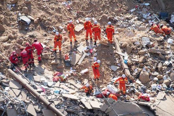 《對面鄰居不拉窗簾》