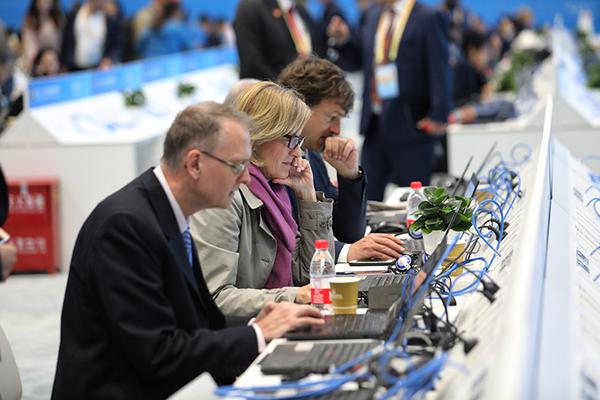 《藏起來(lái)》by阿阮有酒 酸甜校園文[比心