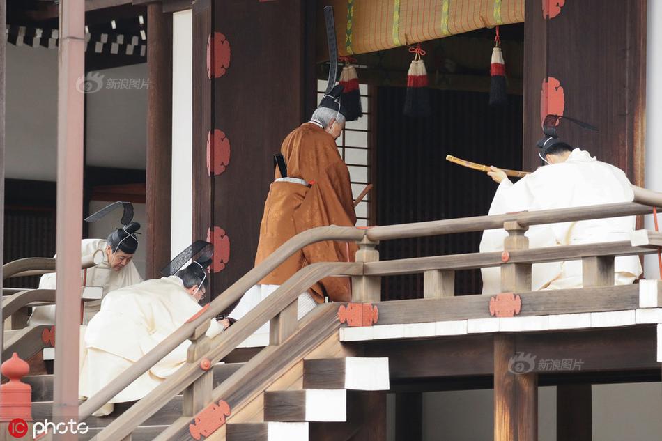 漂亮的女醫(yī)生下班回家電視劇